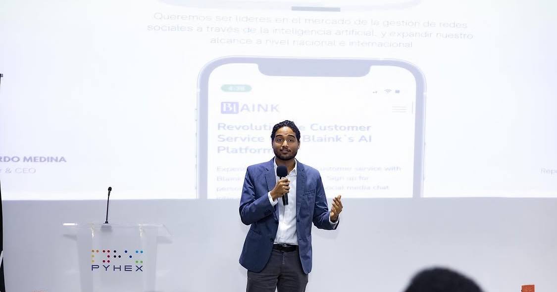 Blaink's founder presenting the platform to an audience of entrepreneurs
